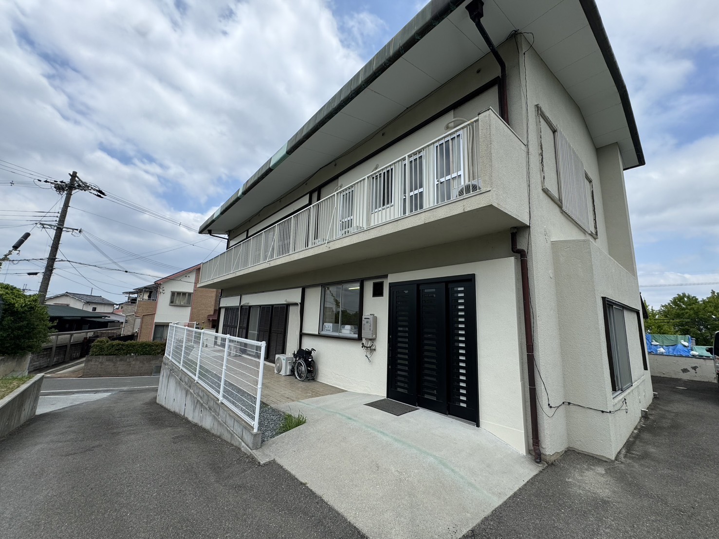グローリーハウスの外観。閑静な住宅街に位置しています