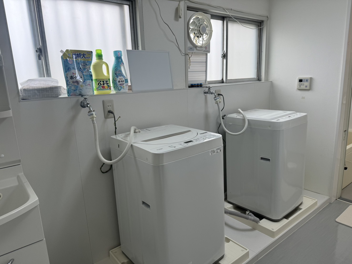 洗濯機2台を備えた脱衣所。いつでも洗濯できます